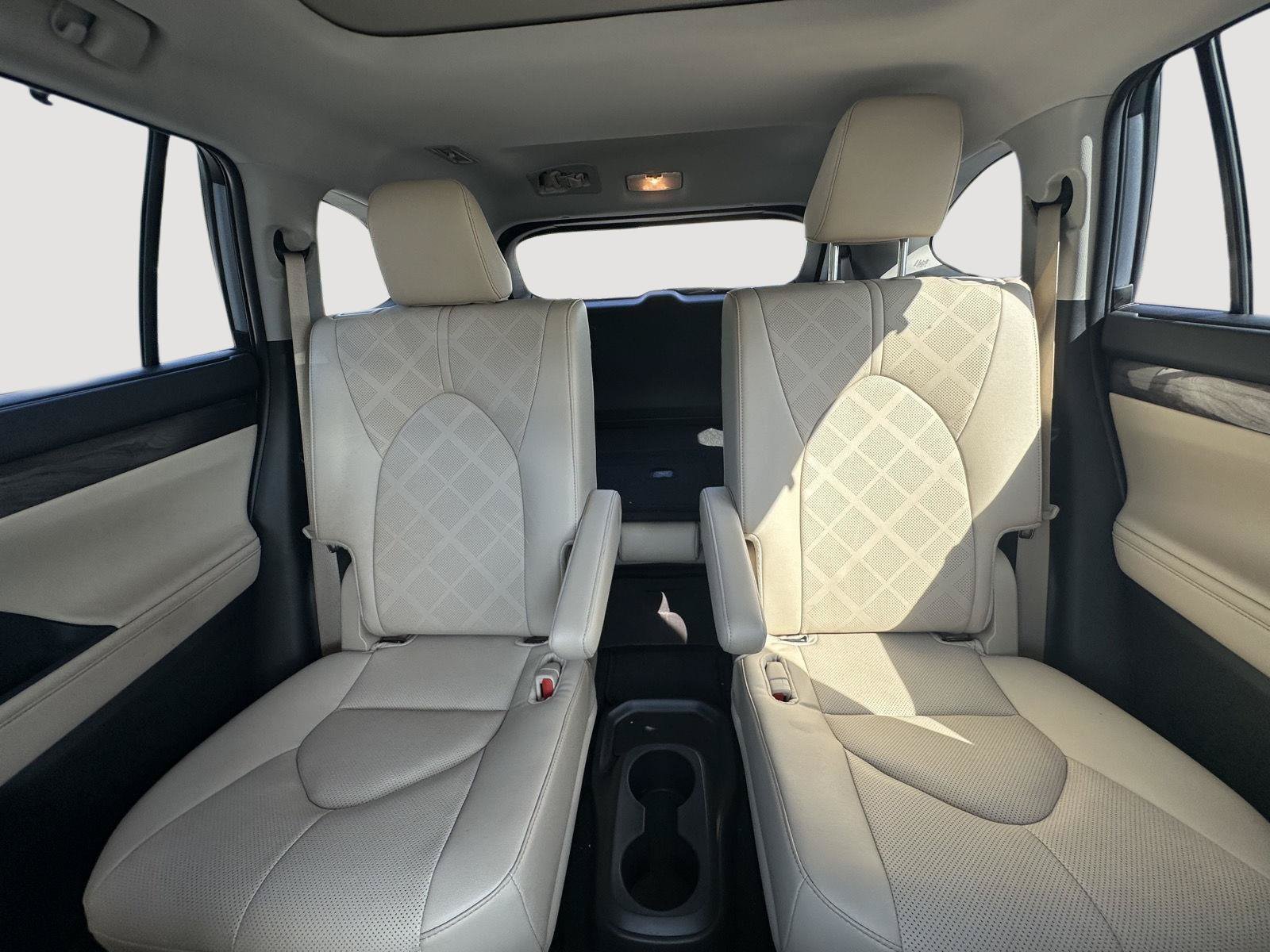 Certified 2024 Toyota Highlander Platinum AWD/4WD image 12