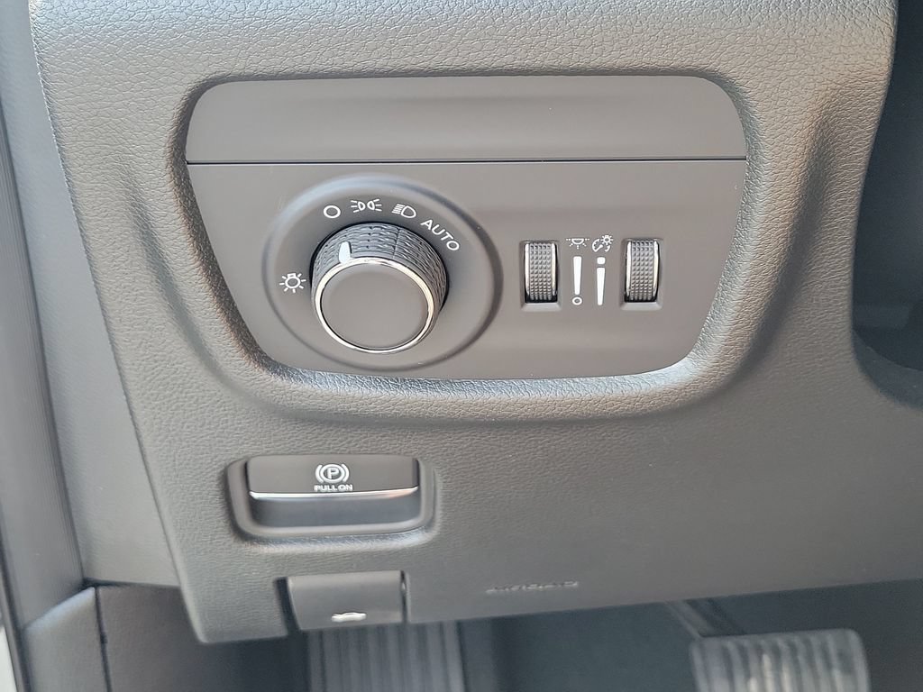Certified 2025 Jeep Grand Cherokee Laredo AWD/4WD image 21