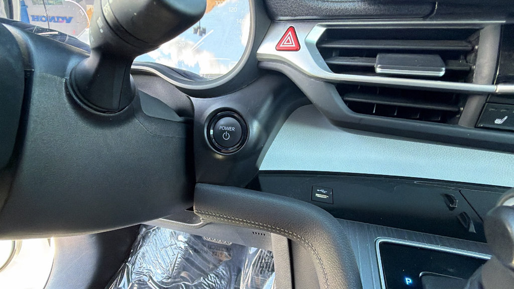 Used 2025 Toyota Sienna XLE FWD image 17