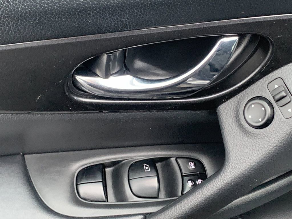 Used 2018 Nissan Rogue SV image 12