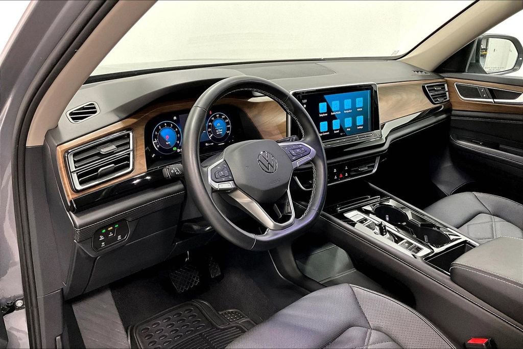 Used 2025 Volkswagen Atlas SE AWD/4WD image 16