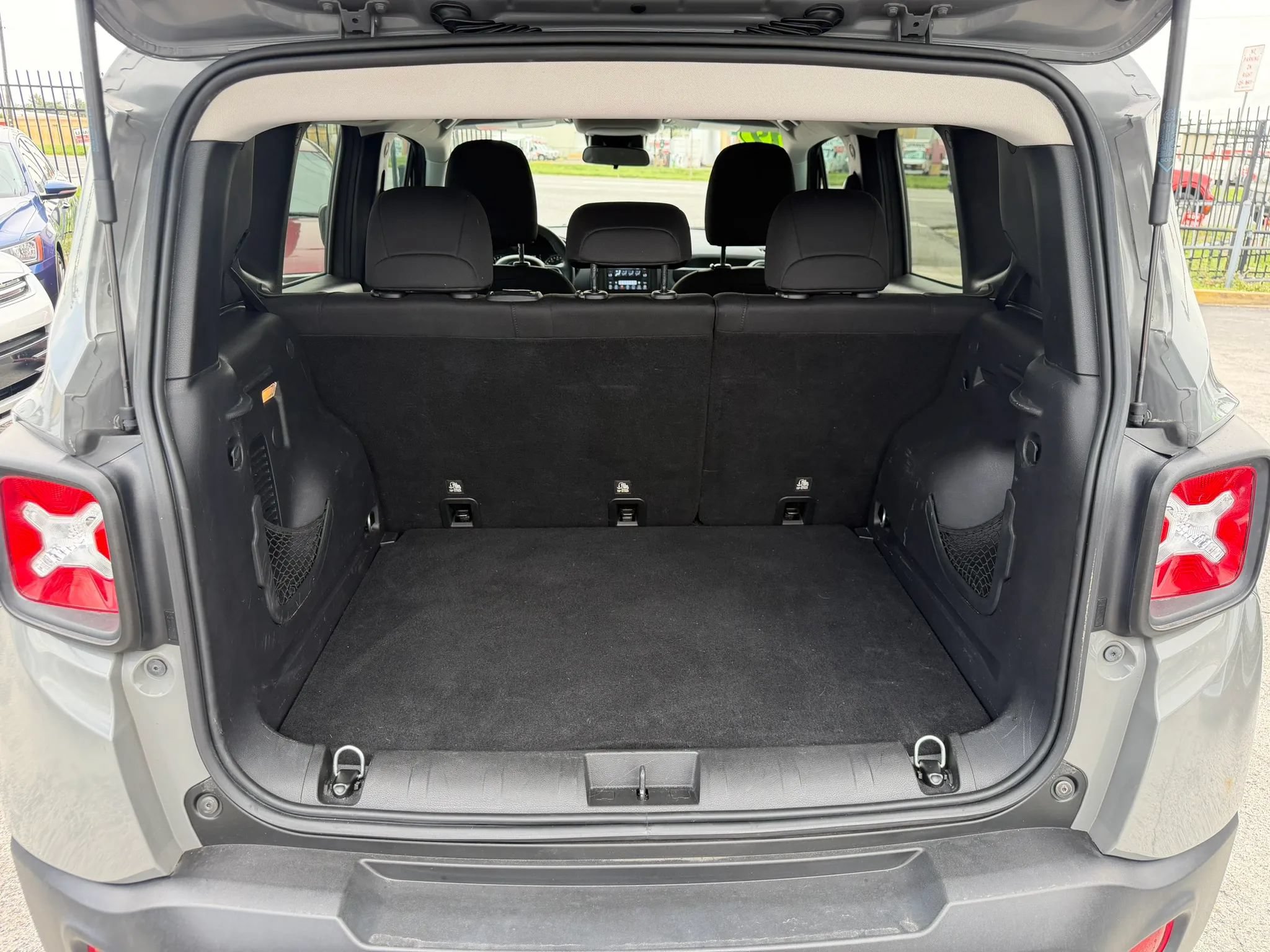 Used 2019 Jeep Renegade Latitude FWD image 15