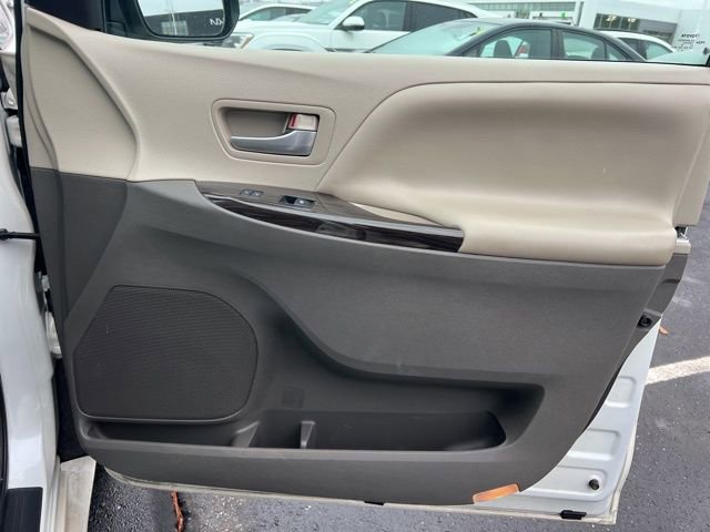 Used 2016 Toyota Sienna XLE image 30