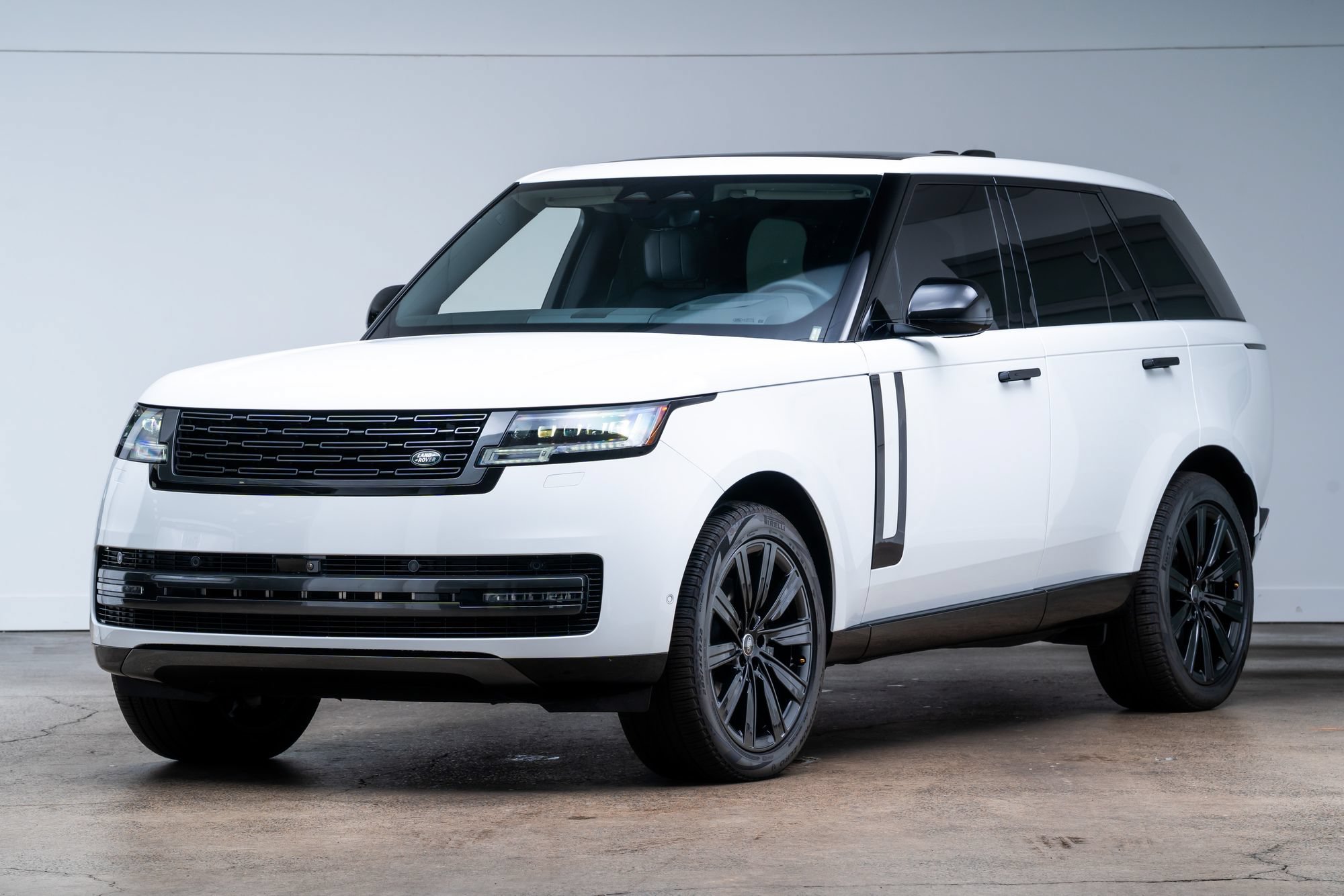 Used 2025 Land Rover Range Rover SE AWD/4WD image 3