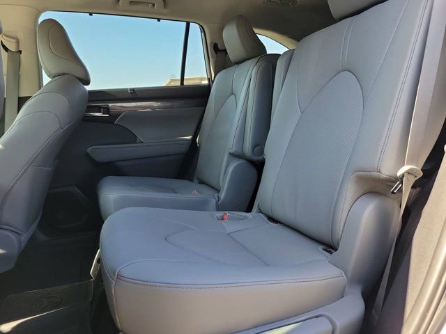 Used 2024 Toyota Highlander Limited image 20