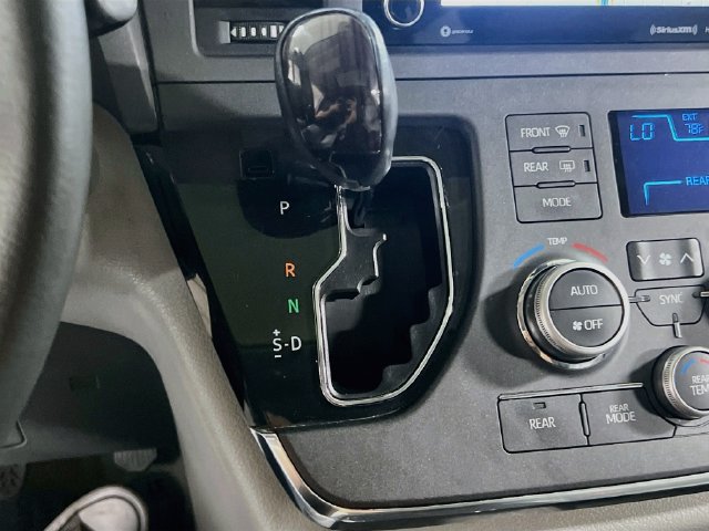 Used 2018 Toyota Sienna XLE w/ XLE Navigation Package FWD image 17