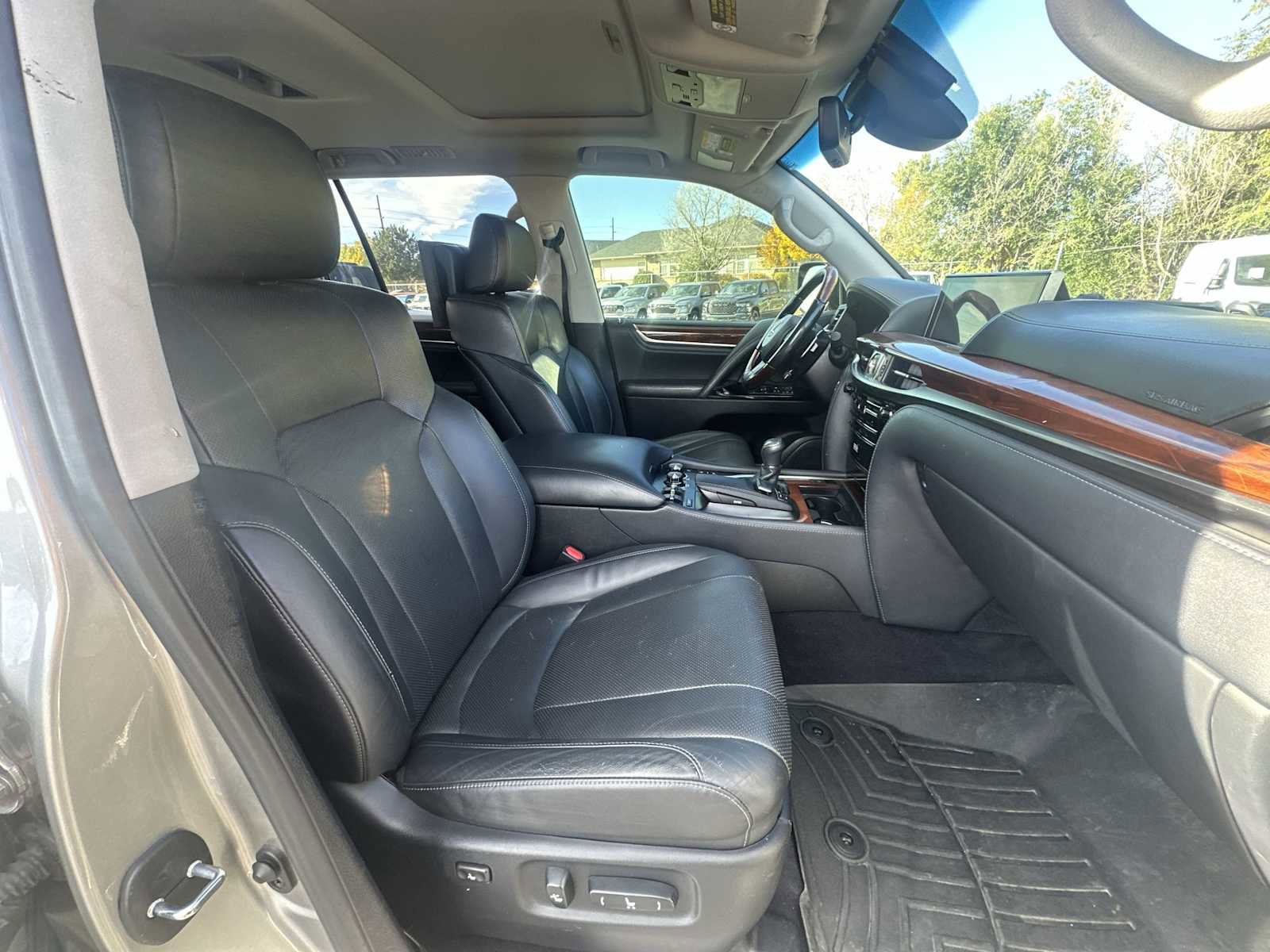 Used 2017 Lexus LX 570 4WD w/ Luxury Package image 26