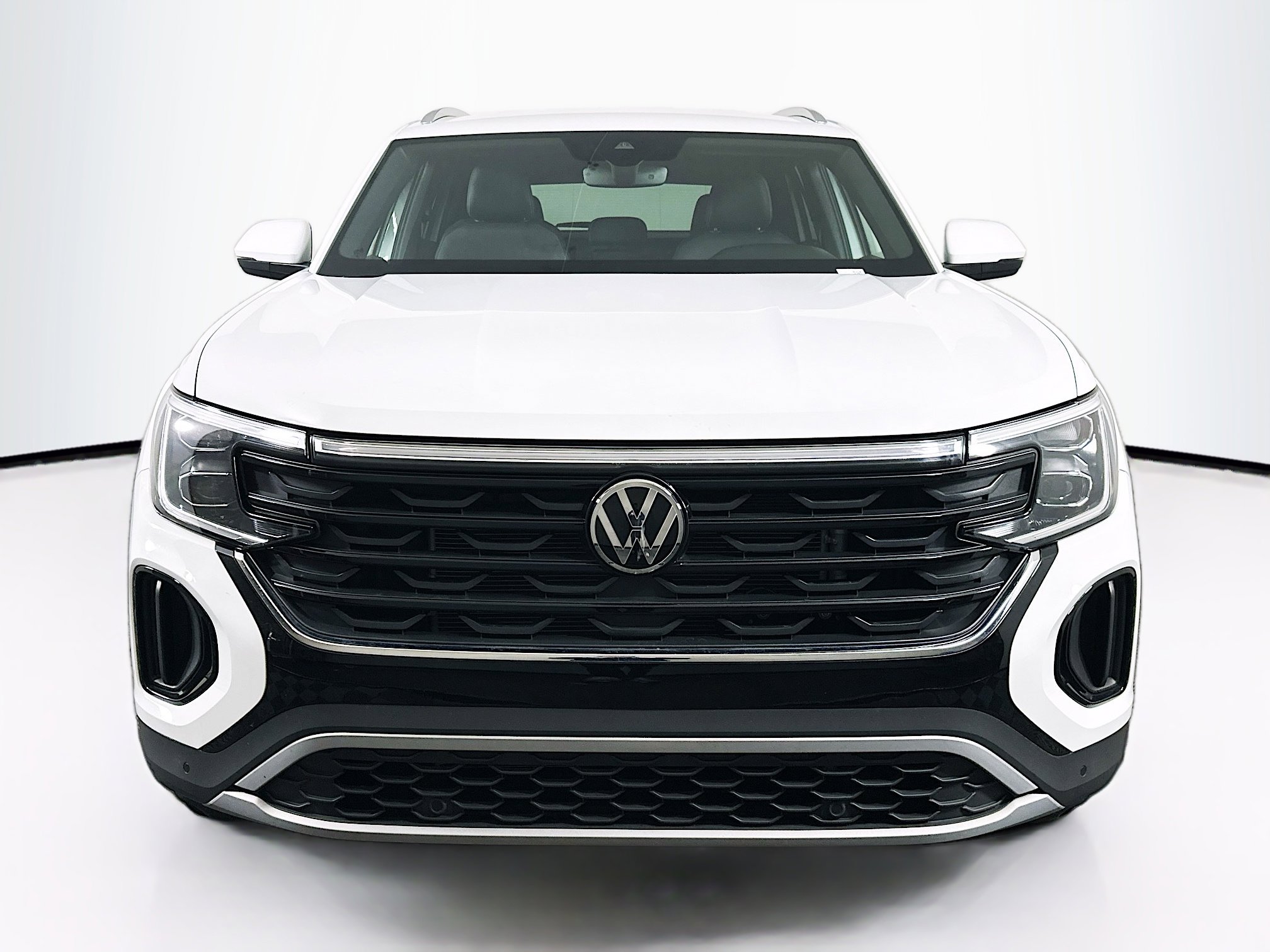 Used 2025 Volkswagen Atlas Cross Sport SE image 2