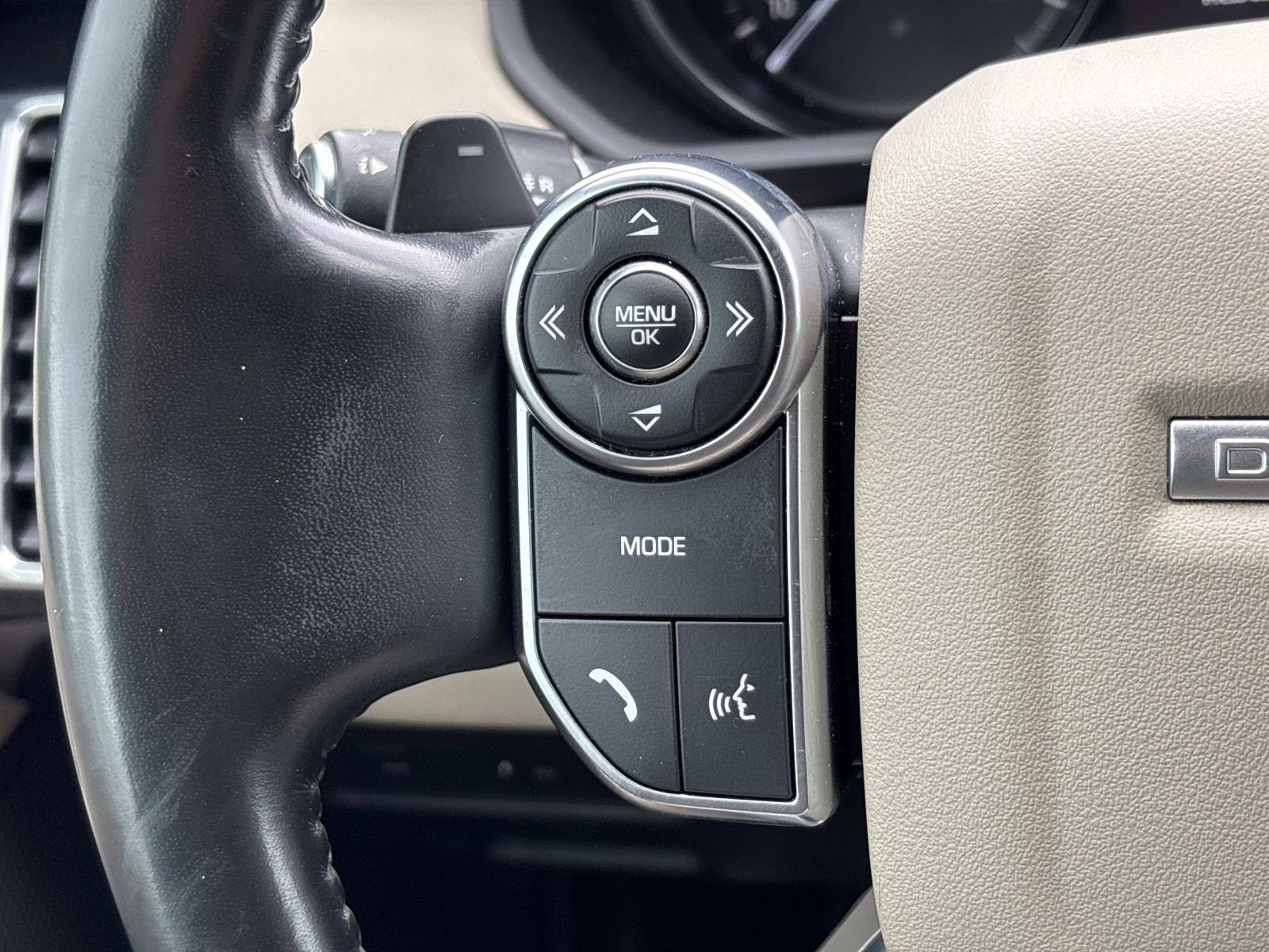 Used 2018 Land Rover Discovery SE image 18