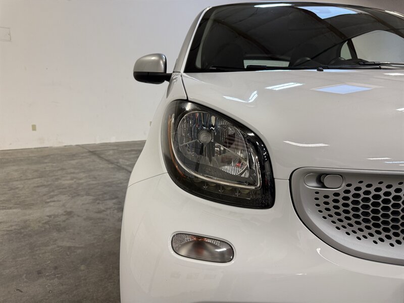 Used 2016 smart fortwo passion RWD image 11