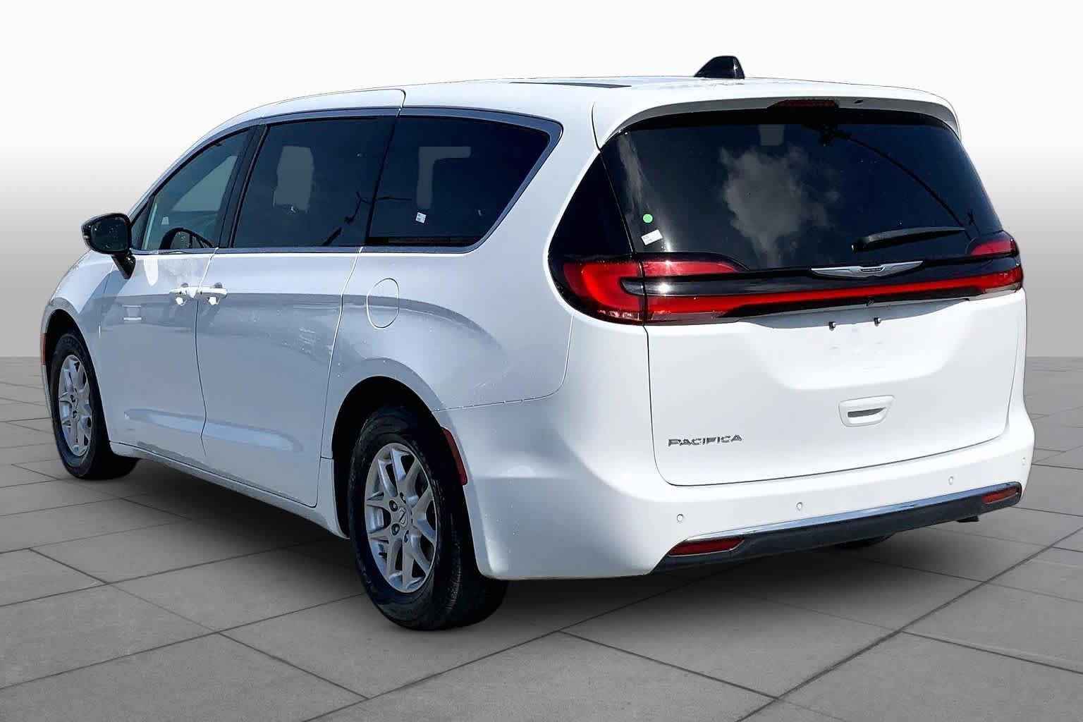 Used 2025 Chrysler Pacifica Select image 11