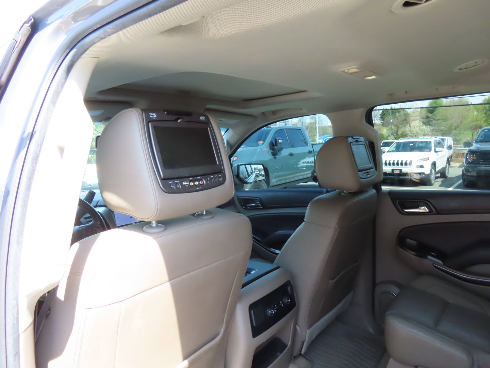 Used 2017 Chevrolet Suburban LT w/ Luxury Package image 33