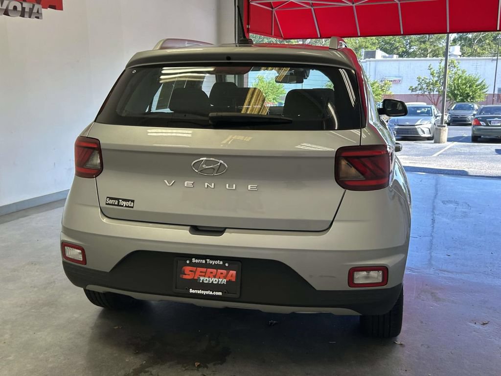 Used 2025 Hyundai Venue SEL FWD image 4