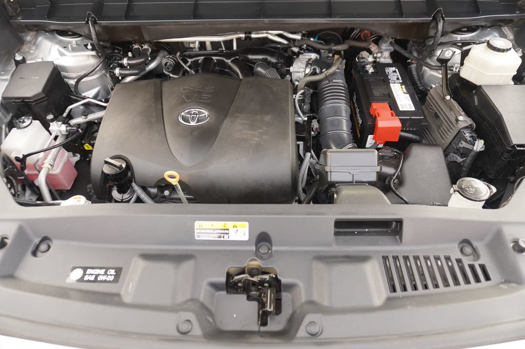 Used 2020 Toyota Highlander XLE FWD image 24