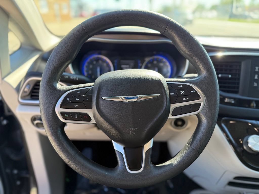 Used 2017 Chrysler Pacifica Touring FWD image 25
