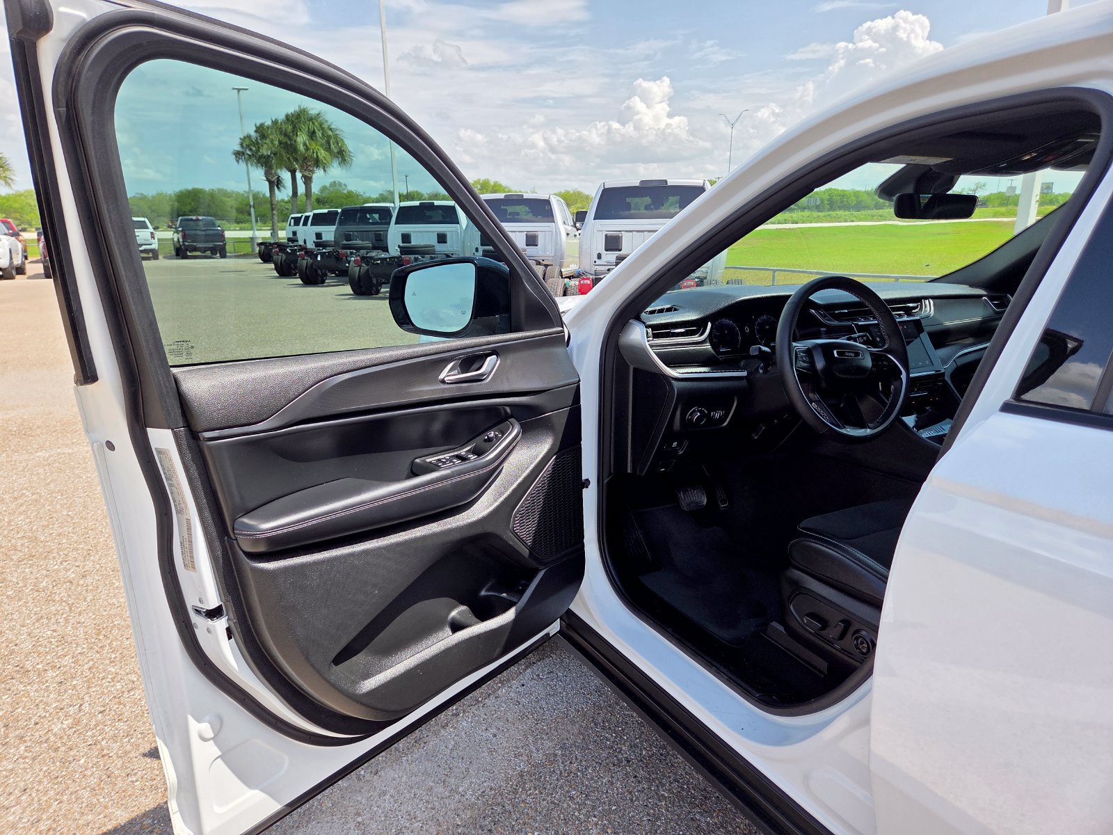 Used 2025 Jeep Grand Cherokee L Altitude AWD/4WD image 15