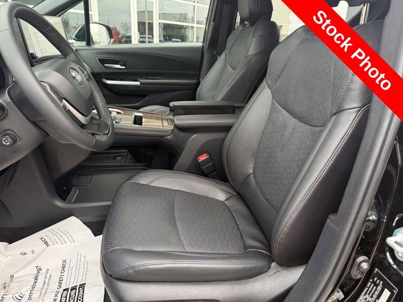 Used 2025 Toyota Sienna Platinum image 17
