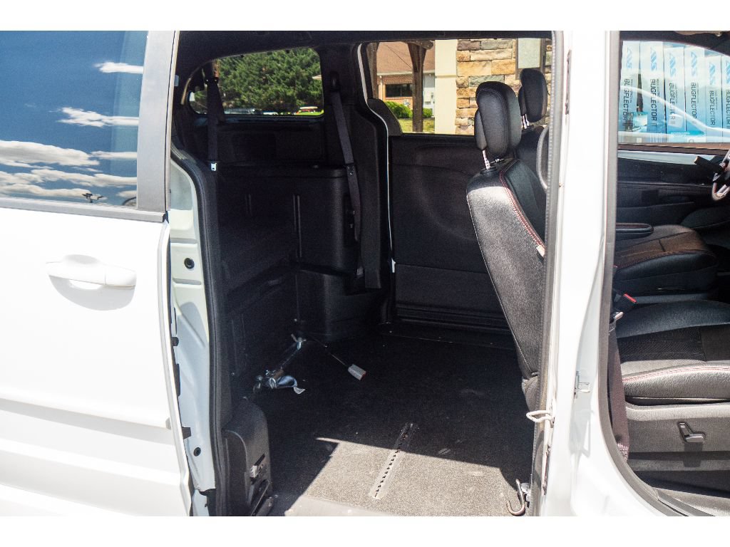Used 2015 Dodge Grand Caravan R/T w/ Safety Sphere Group FWD image 24