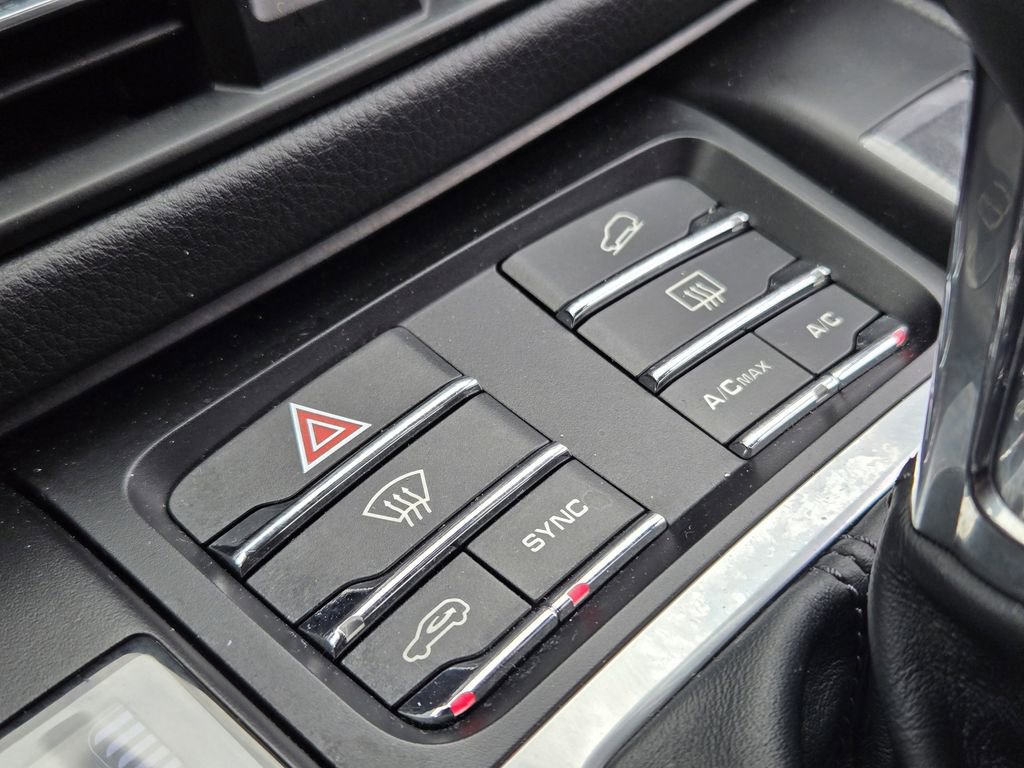 Used 2020 Porsche Macan Base image 25