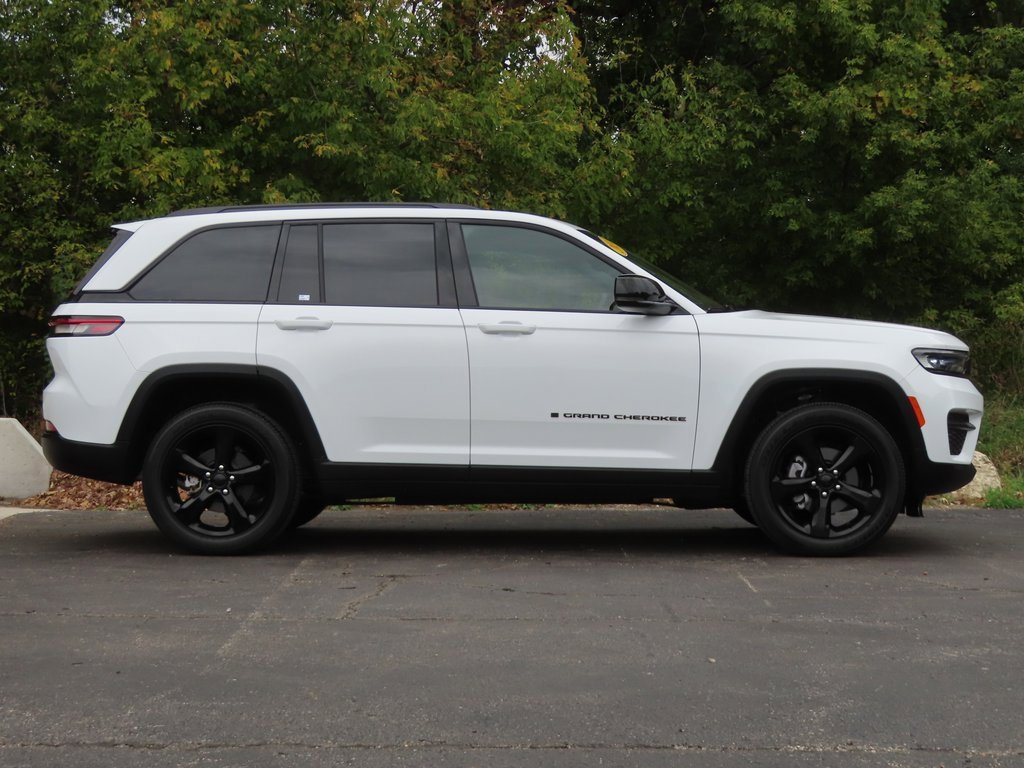 Certified 2024 Jeep Grand Cherokee Altitude image 2