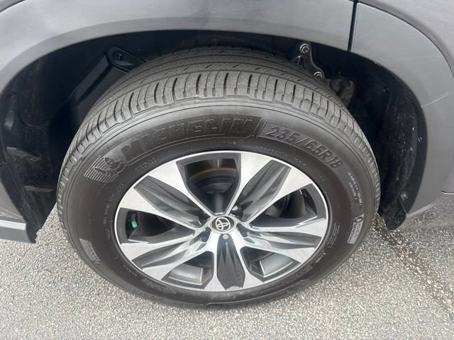 Used 2025 Toyota Highlander XLE FWD image 14