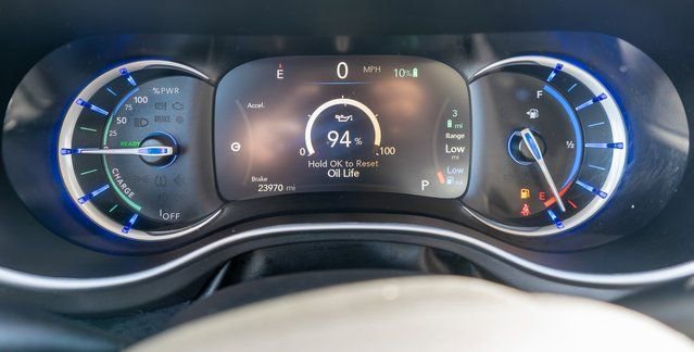 Used 2023 Chrysler Pacifica Touring-L w/ Uconnect Theater Family Group image 24