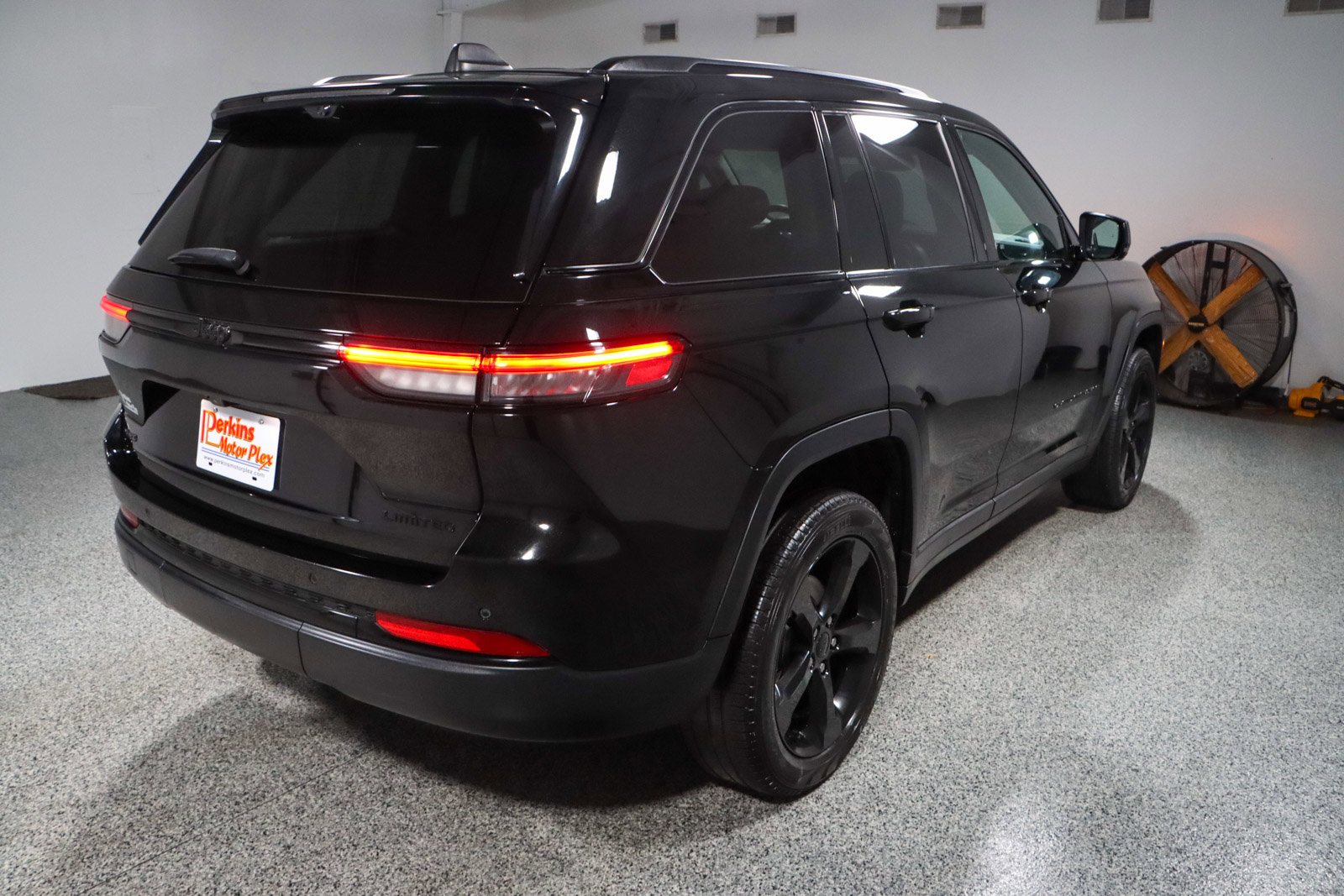 Used 2023 Jeep Grand Cherokee Limited w/ Luxury Tech Group II image 7