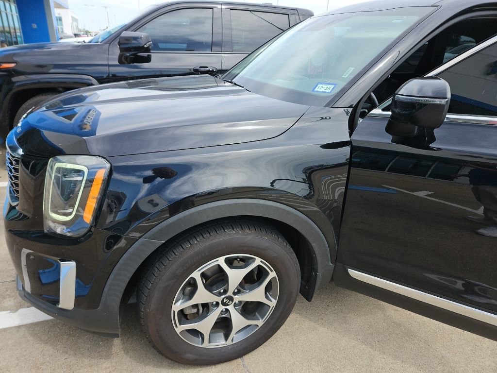 Used 2020 Kia Telluride EX w/ Towing Package FWD image 3