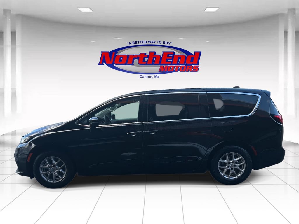 Used 2024 Chrysler Pacifica Touring-L image 6