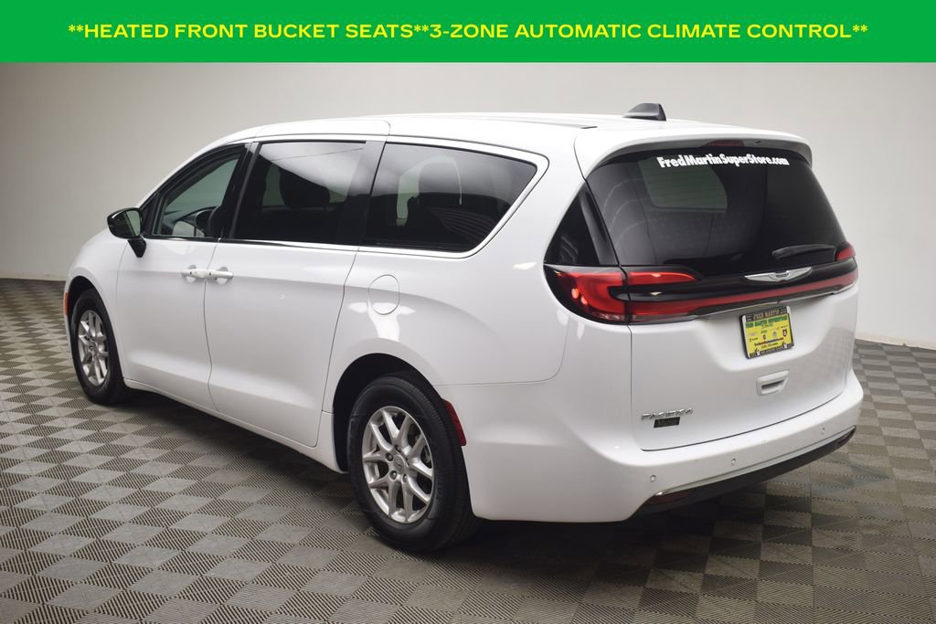 Used 2024 Chrysler Pacifica Touring-L image 6