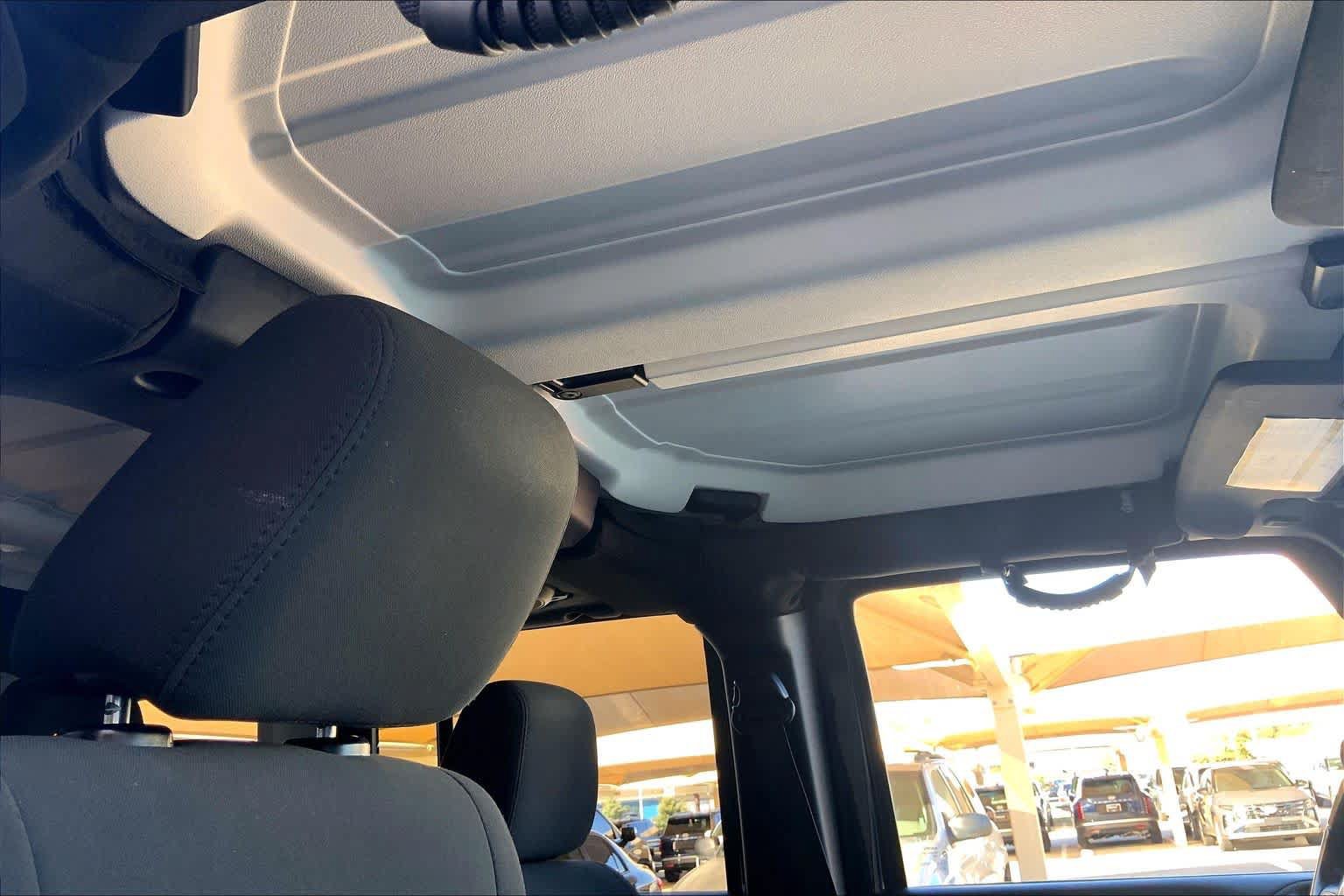 Used 2012 Jeep Wrangler Unlimited Sahara w/ Connectivity Group AWD/4WD image 13
