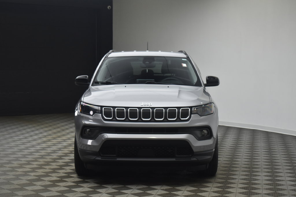 Used 2022 Jeep Compass Latitude FWD image 16