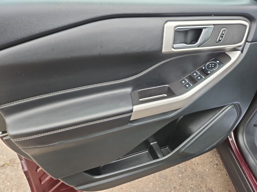 Used 2023 Ford Explorer XLT AWD/4WD image 10