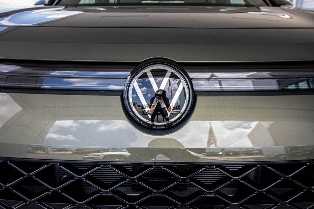 New 2026 Volkswagen Tiguan SE R-Line FWD image 8
