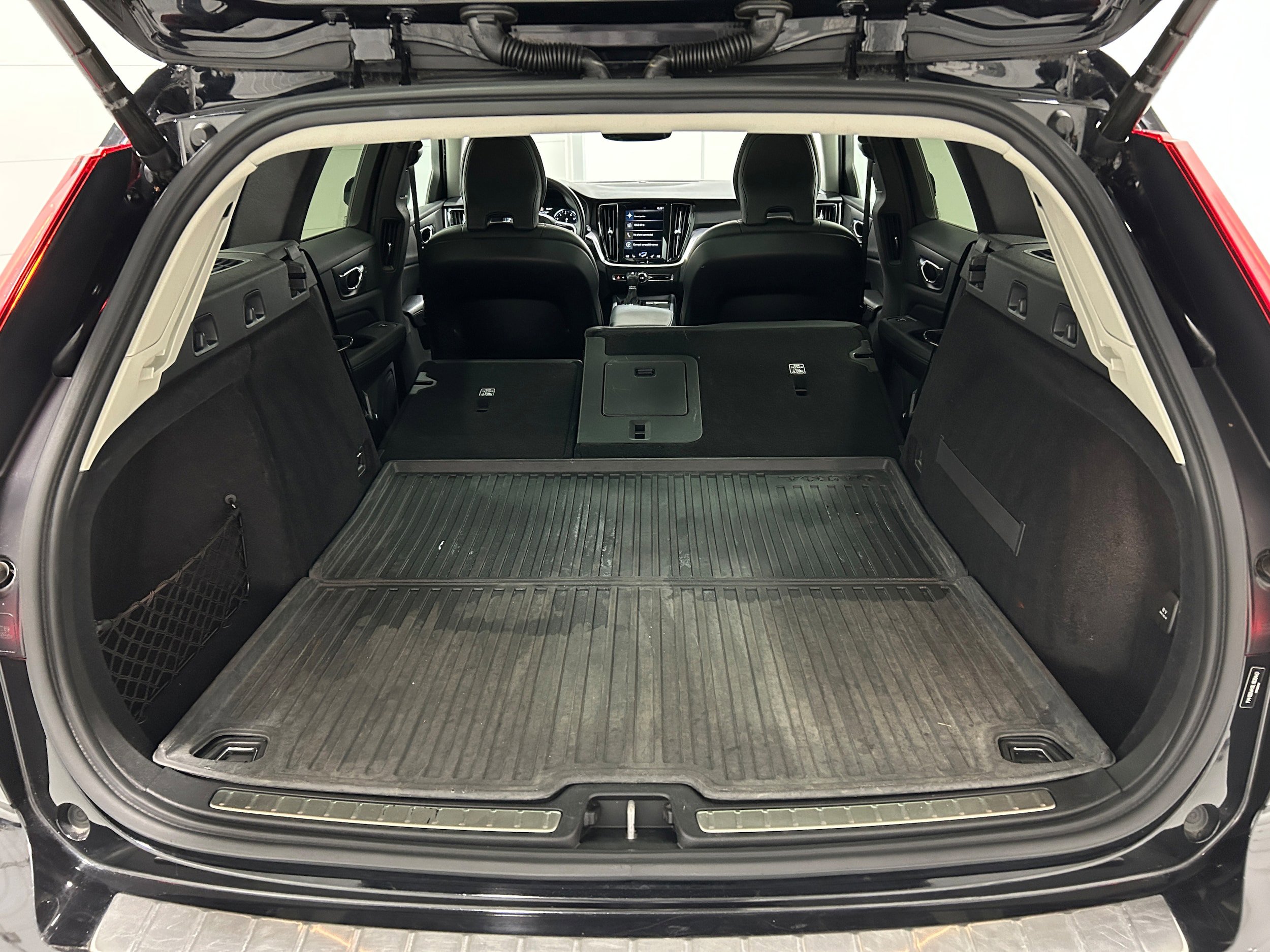 Used 2020 Volvo V60 T5 Cross Country w/ Protection Package Premier image 33