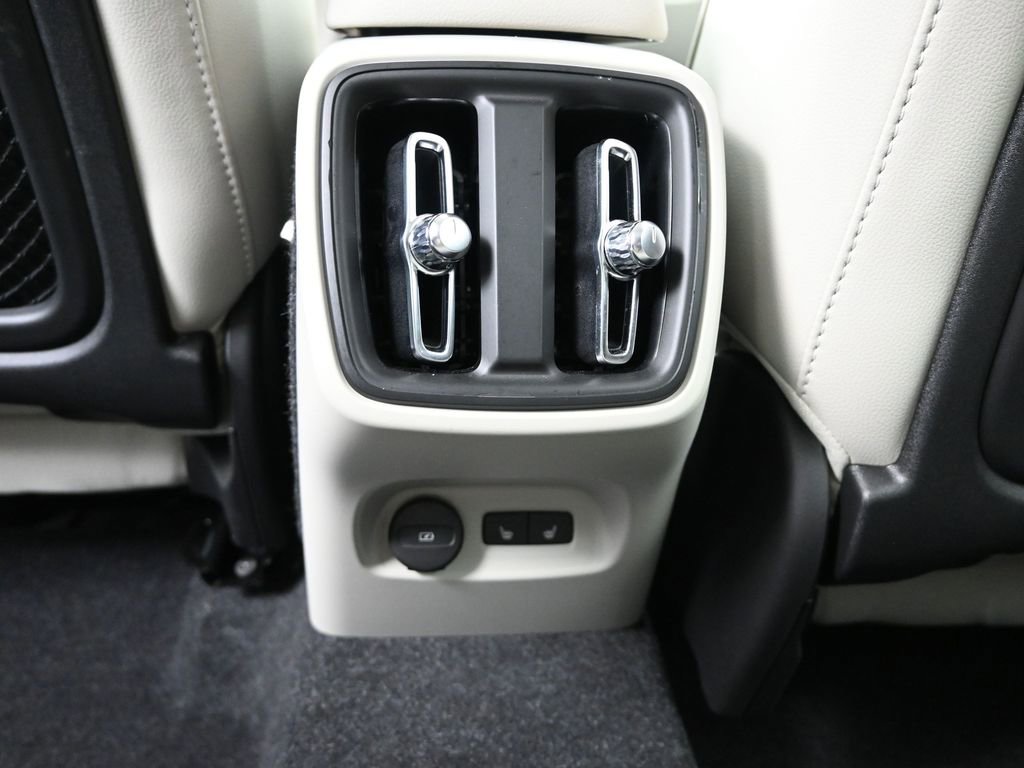 Used 2025 Volvo XC40 B5 Ultra image 15