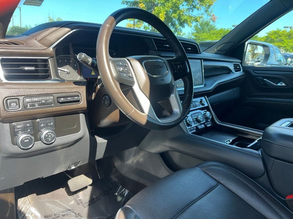 Used 2021 GMC Yukon XL Denali w/ Denali Premium Package AWD/4WD image 24