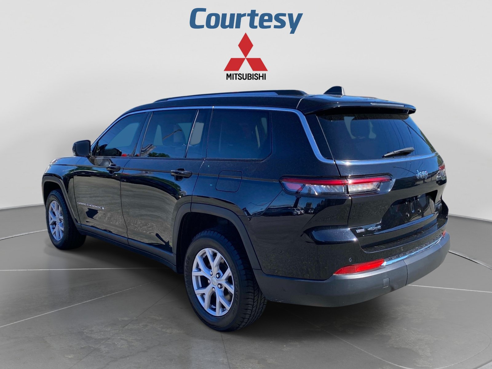 Used 2022 Jeep Grand Cherokee L Limited AWD/4WD image 3