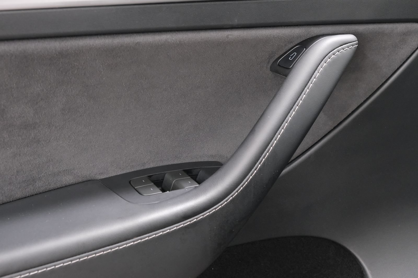Used 2024 Tesla Model Y Long Range AWD/4WD image 25