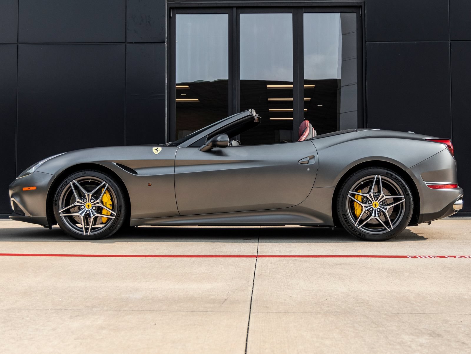 Used 2016 Ferrari California T RWD image 10