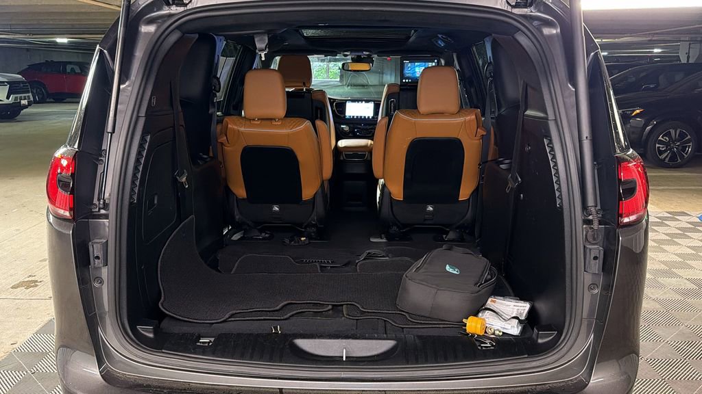Used 2021 Chrysler Pacifica Pinnacle FWD image 16