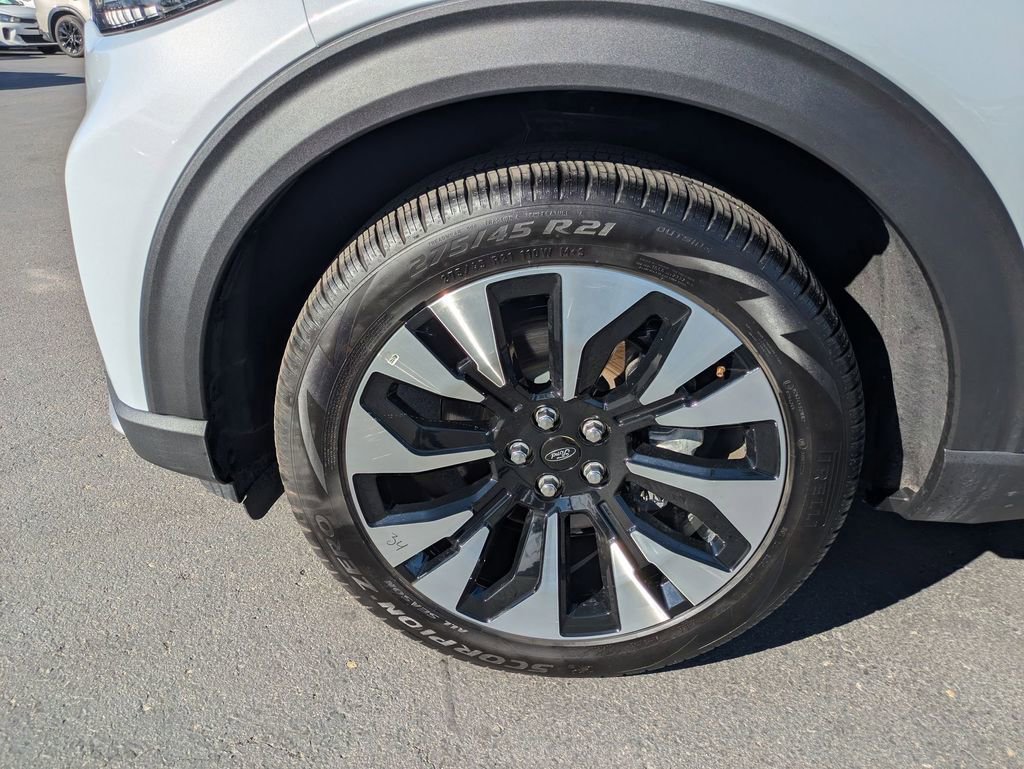 Used 2025 Ford Explorer Platinum w/ LUX Leather Package image 13