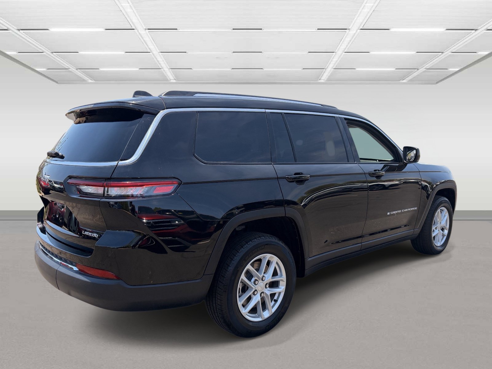 Used 2023 Jeep Grand Cherokee L Laredo RWD image 5