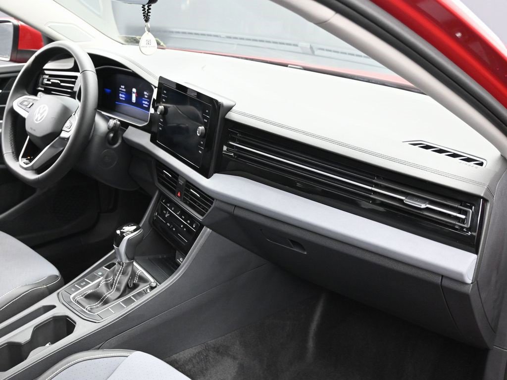 Used 2025 Volkswagen Jetta SE w/ Black Wheel Package image 33