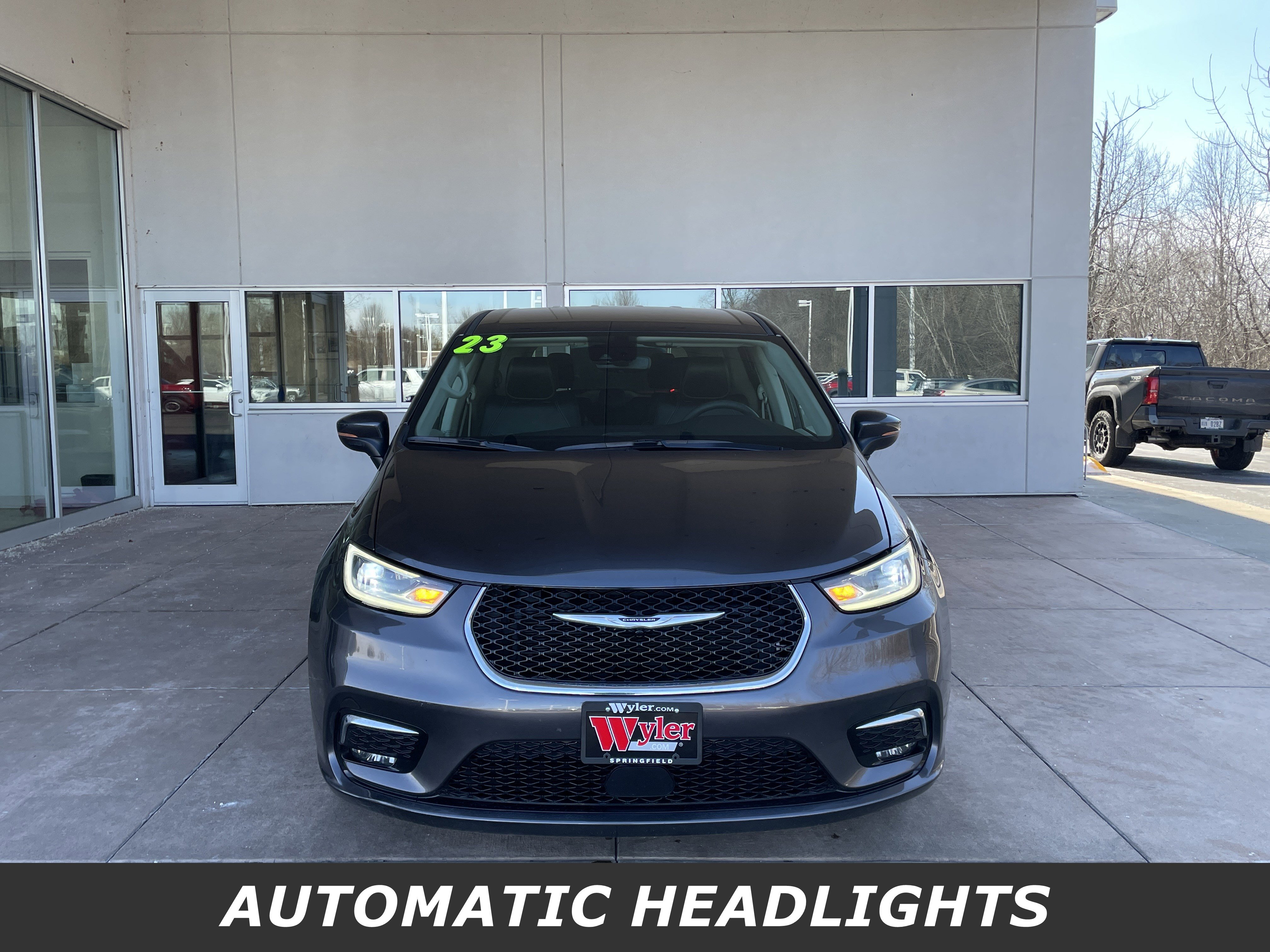 Used 2023 Chrysler Pacifica Touring-L image 2