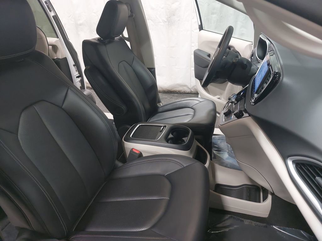 Used 2024 Chrysler Pacifica Touring-L image 10