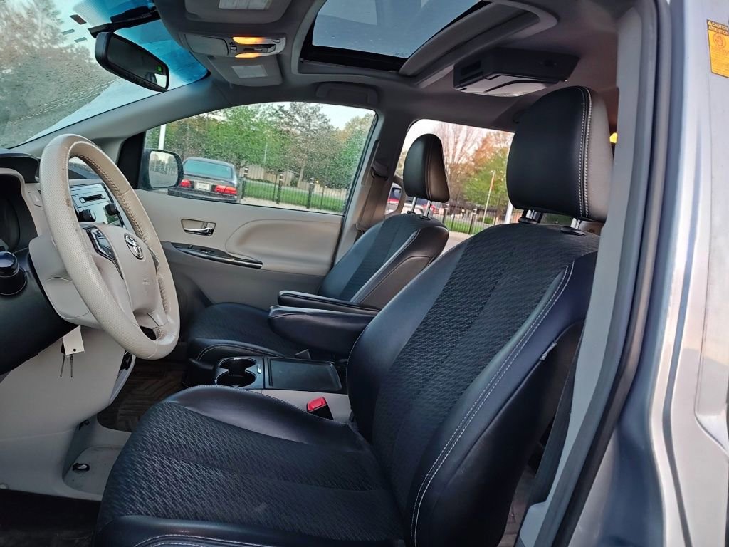Used 2014 Toyota Sienna SE image 6