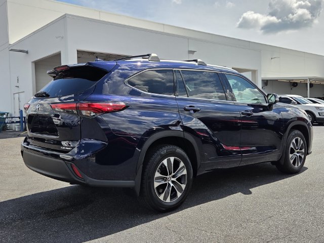 Used 2022 Toyota Highlander XLE AWD/4WD image 6