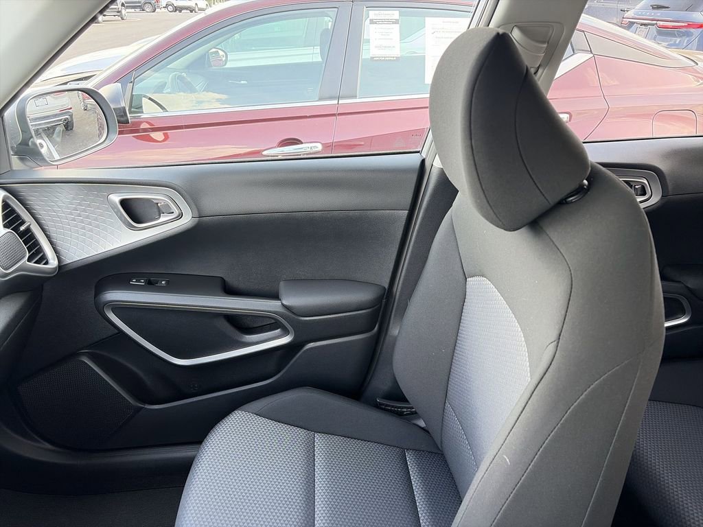 Certified 2025 Kia Soul LX w/ LX Technology Package FWD image 22