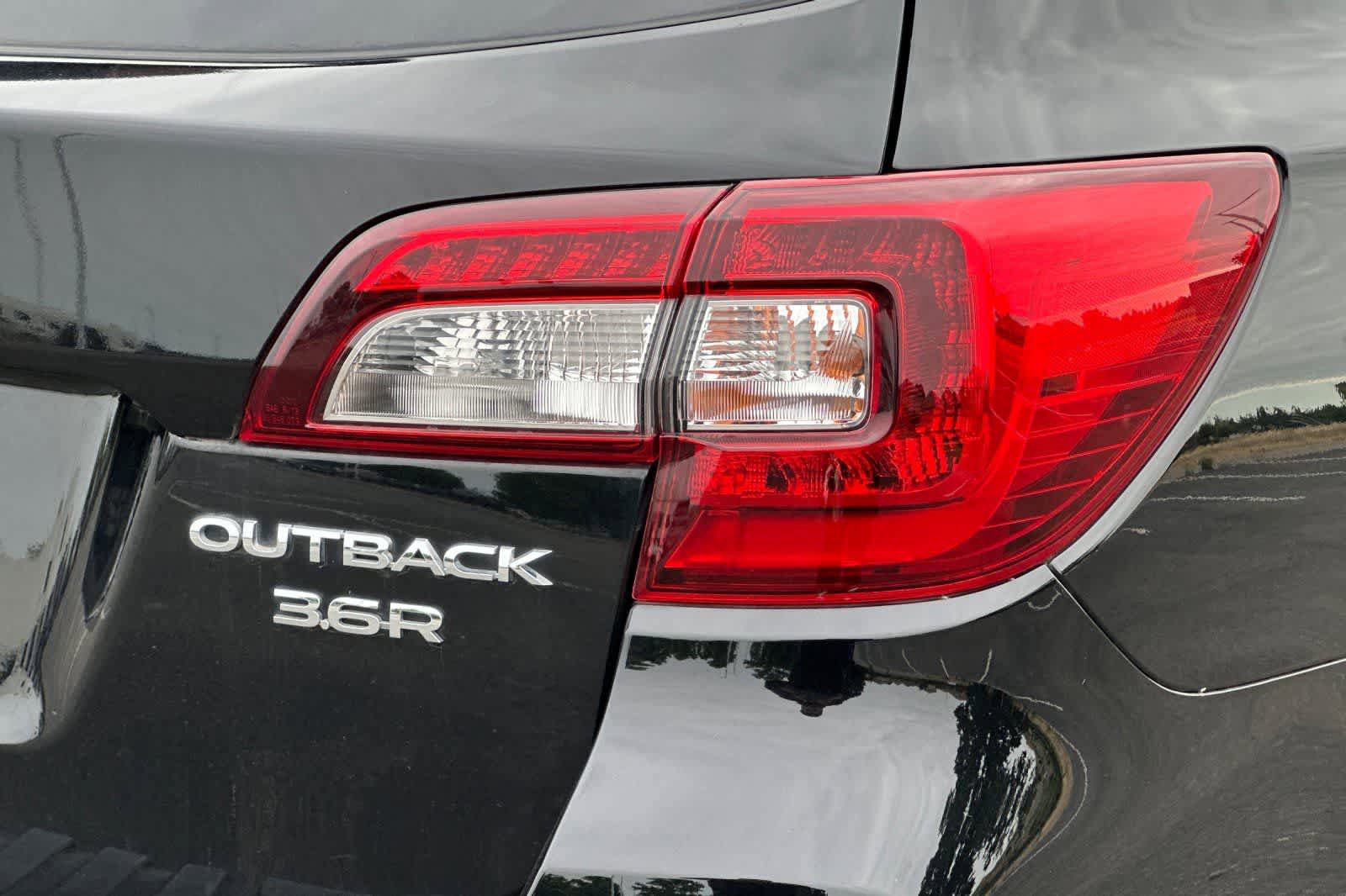 Used 2017 Subaru Outback 3.6R Touring w/ Popular Package #5A AWD/4WD image 32